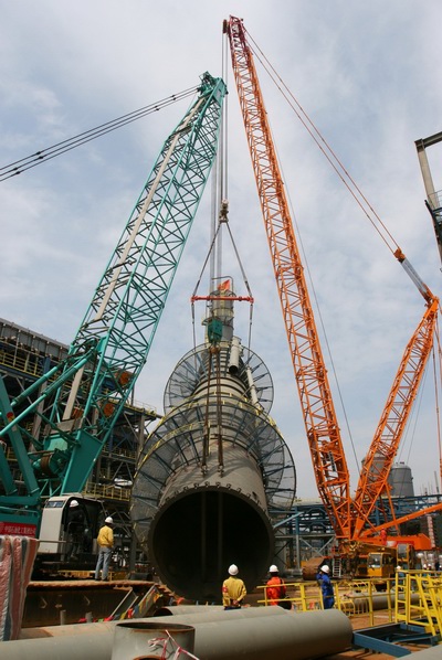 230吨的储罐吊装现场